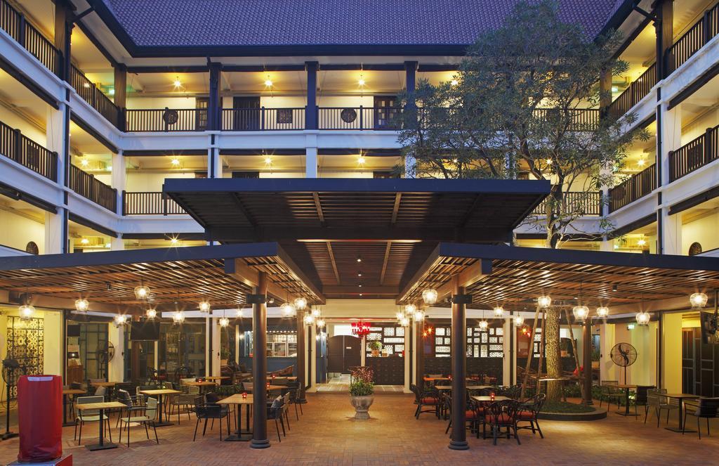 Baan Chart Hotel Bangkok Bagian luar foto