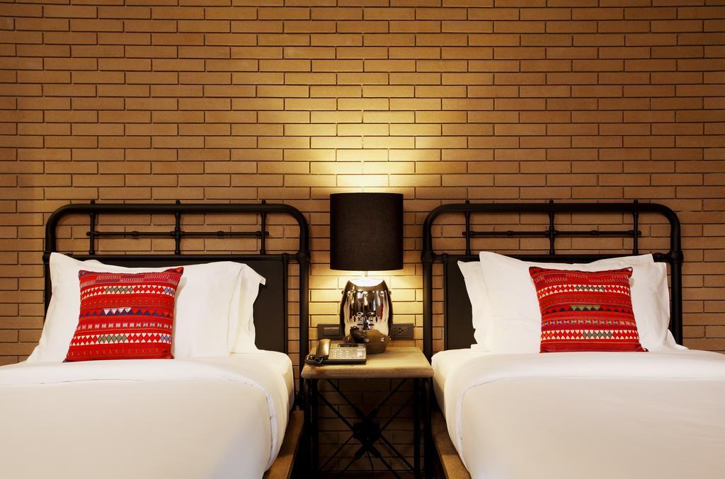 Baan Chart Hotel Bangkok Bagian luar foto