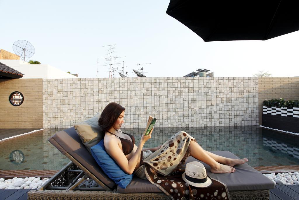 Baan Chart Hotel Bangkok Bagian luar foto