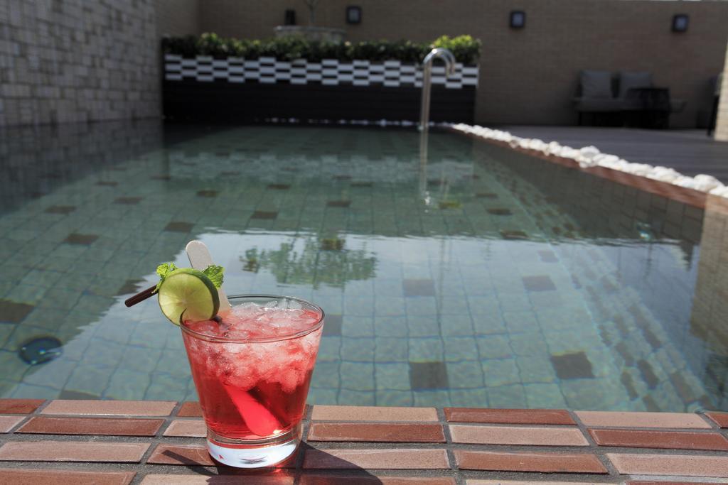Baan Chart Hotel Bangkok Bagian luar foto