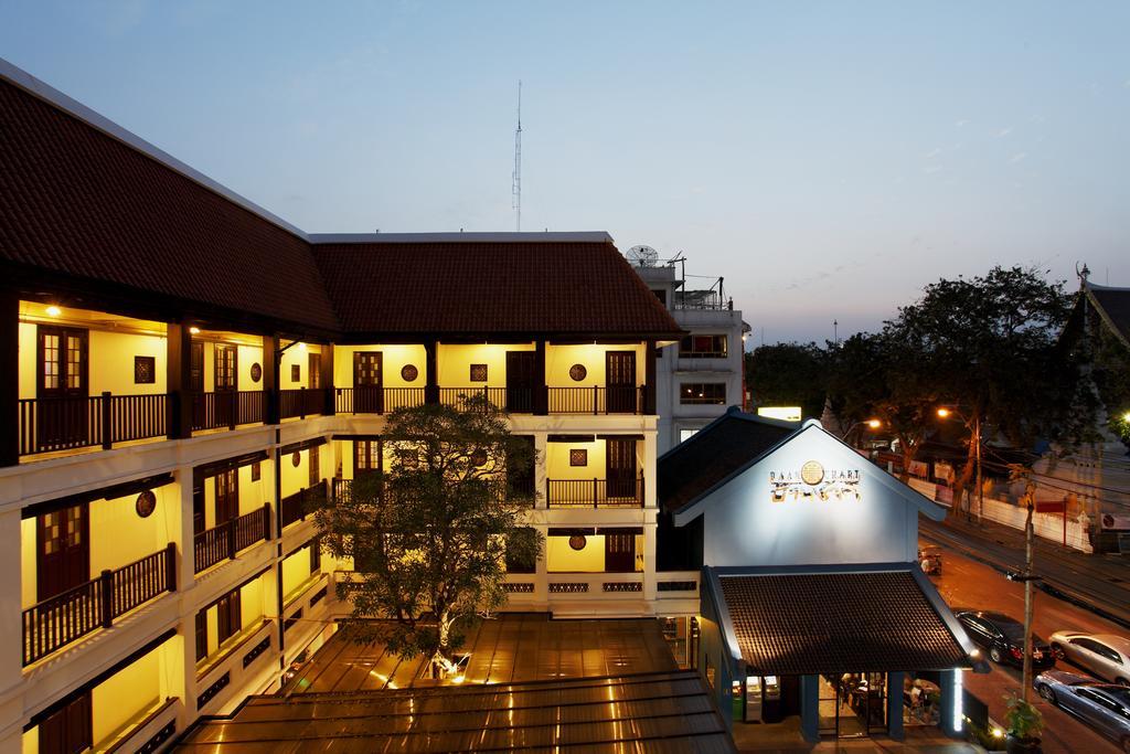 Baan Chart Hotel Bangkok Bagian luar foto