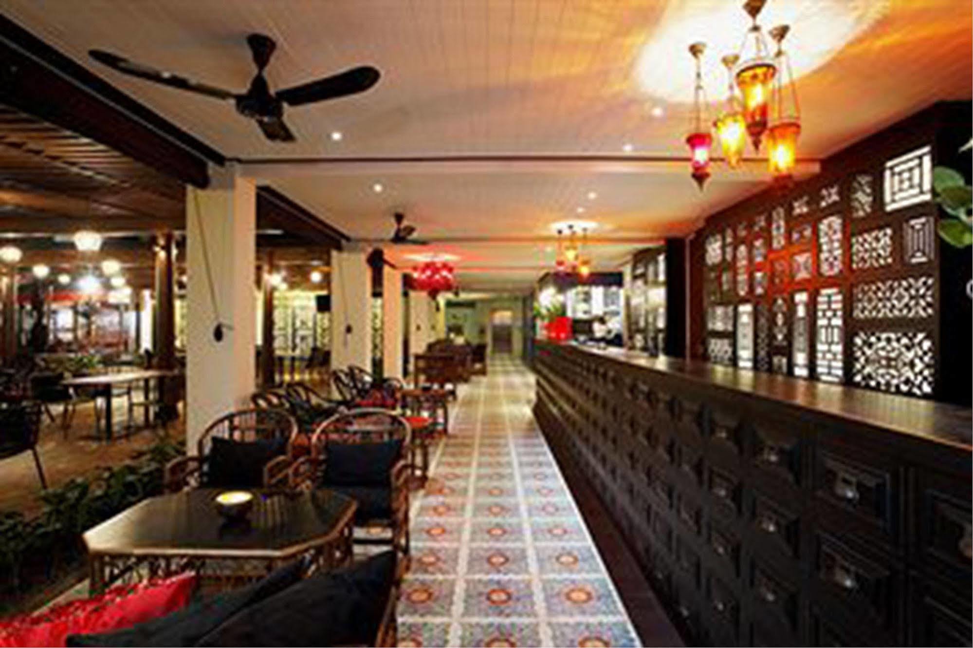 Baan Chart Hotel Bangkok Bagian luar foto