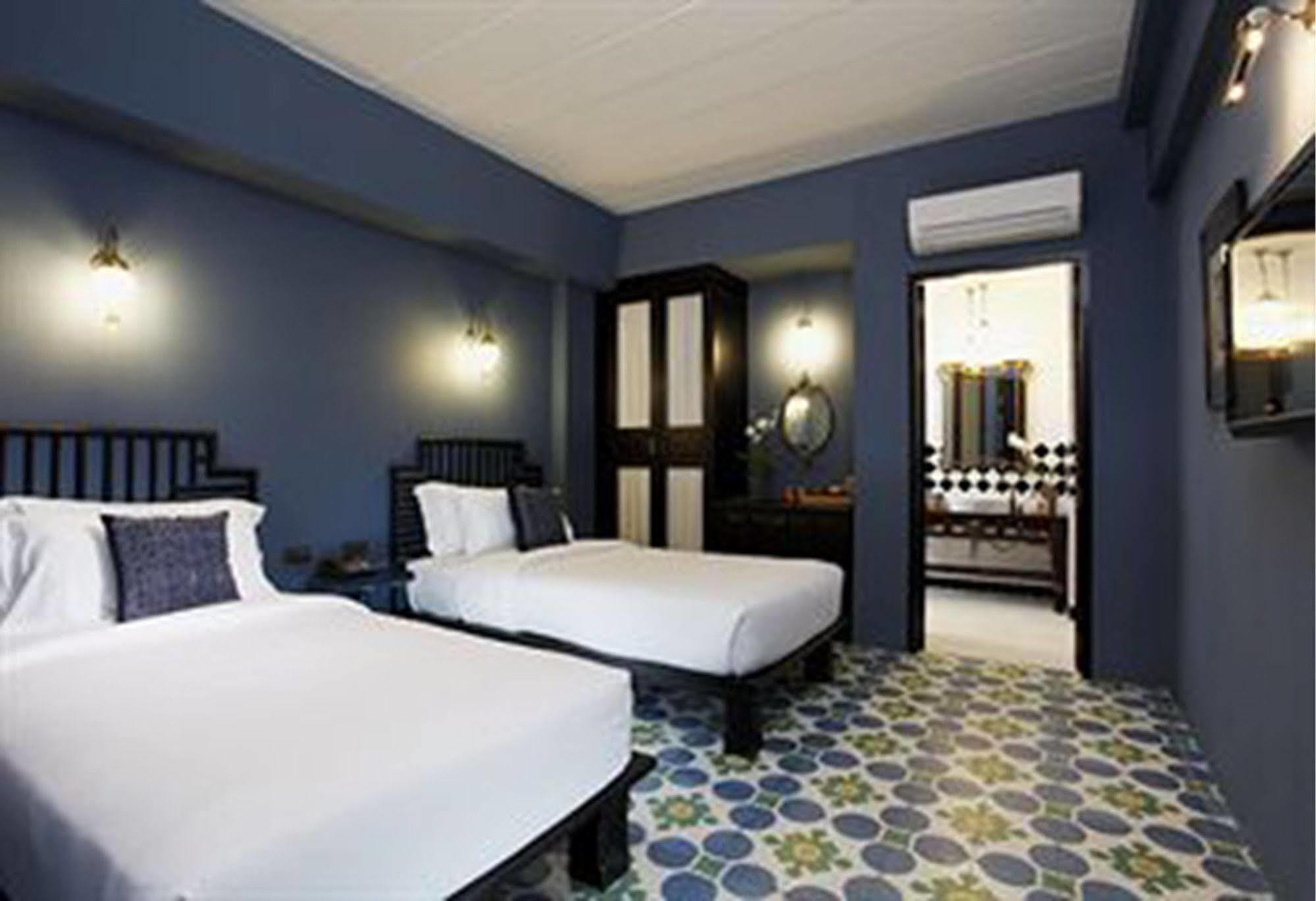 Baan Chart Hotel Bangkok Bagian luar foto