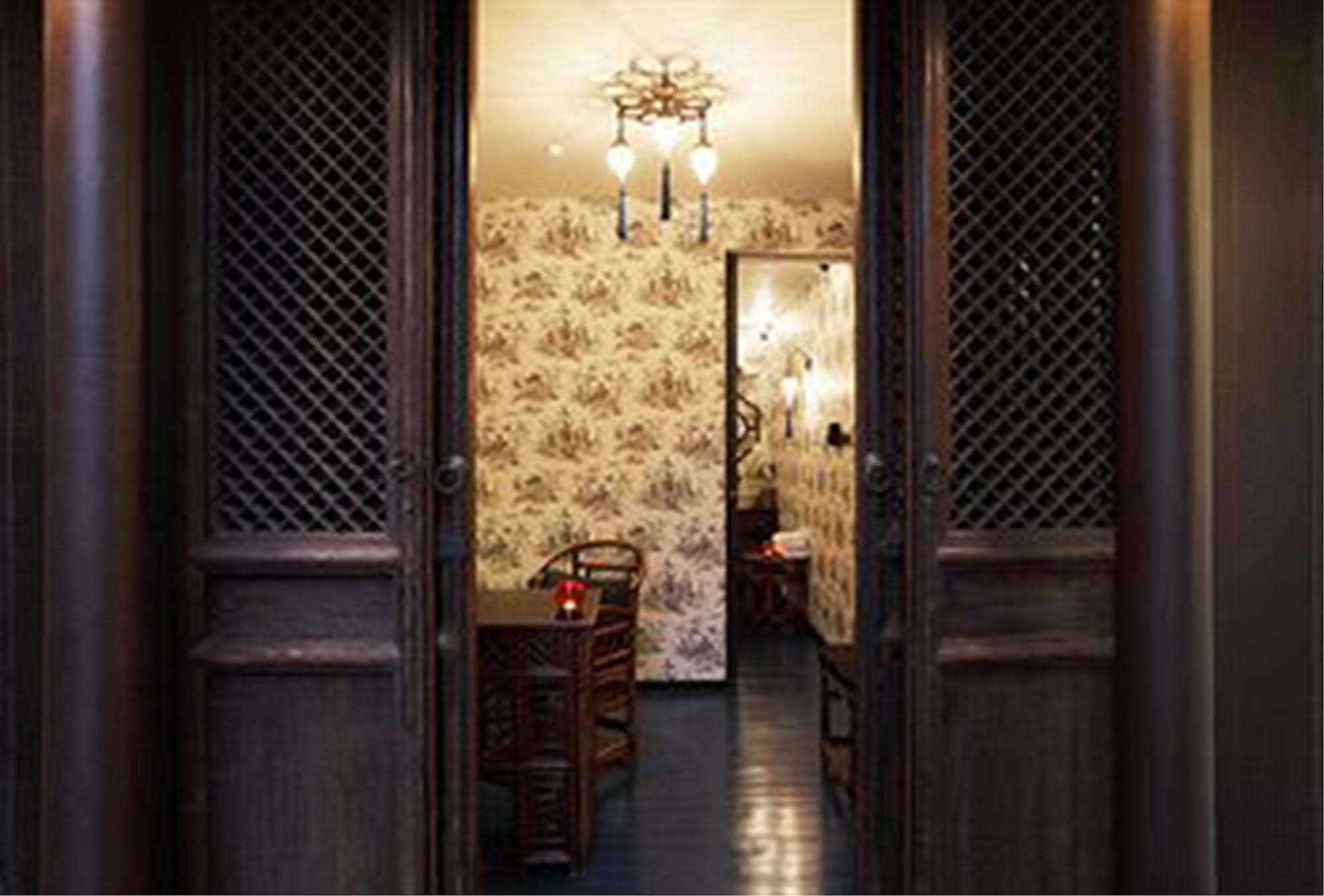 Baan Chart Hotel Bangkok Bagian luar foto