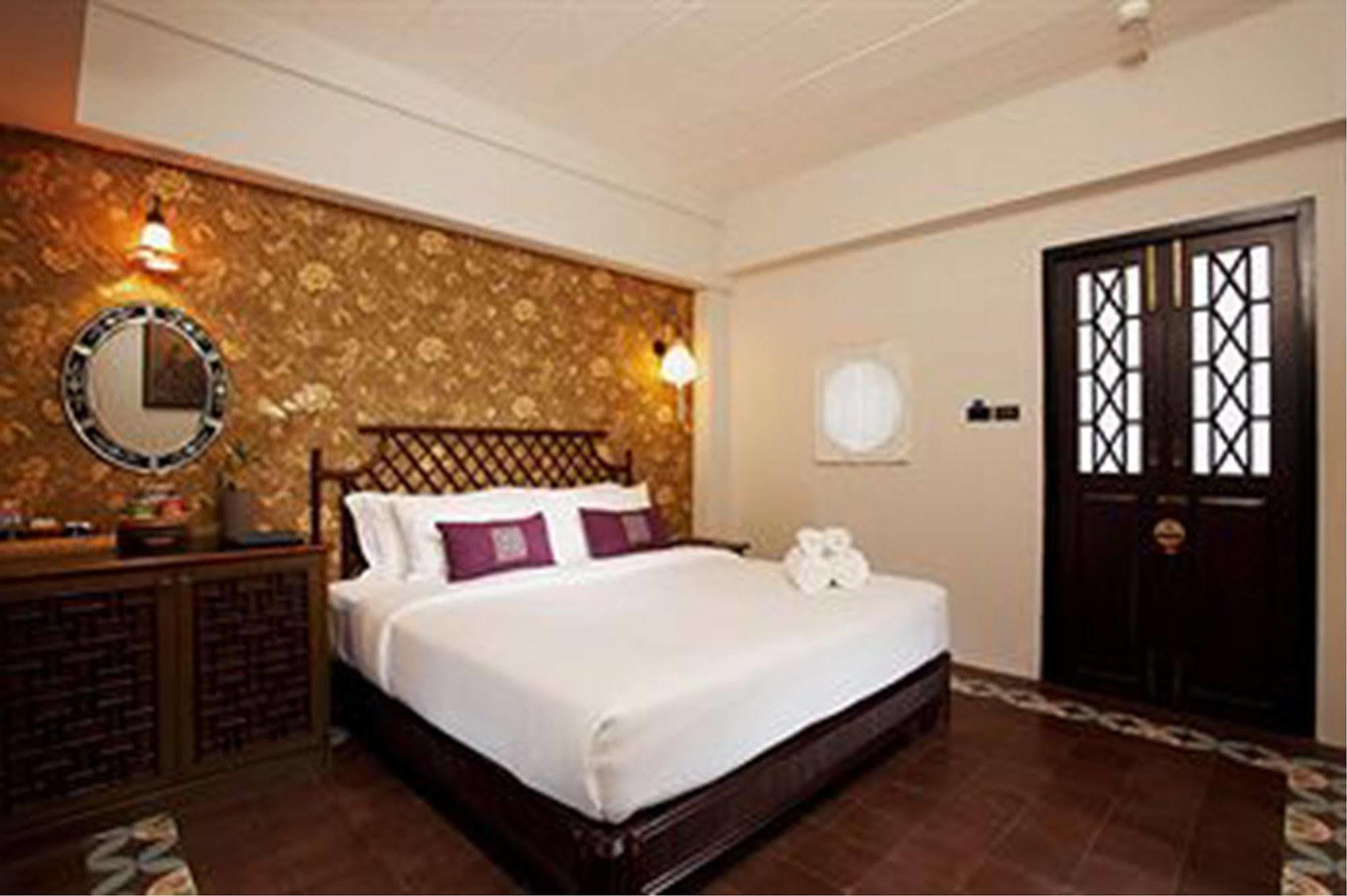 Baan Chart Hotel Bangkok Bagian luar foto