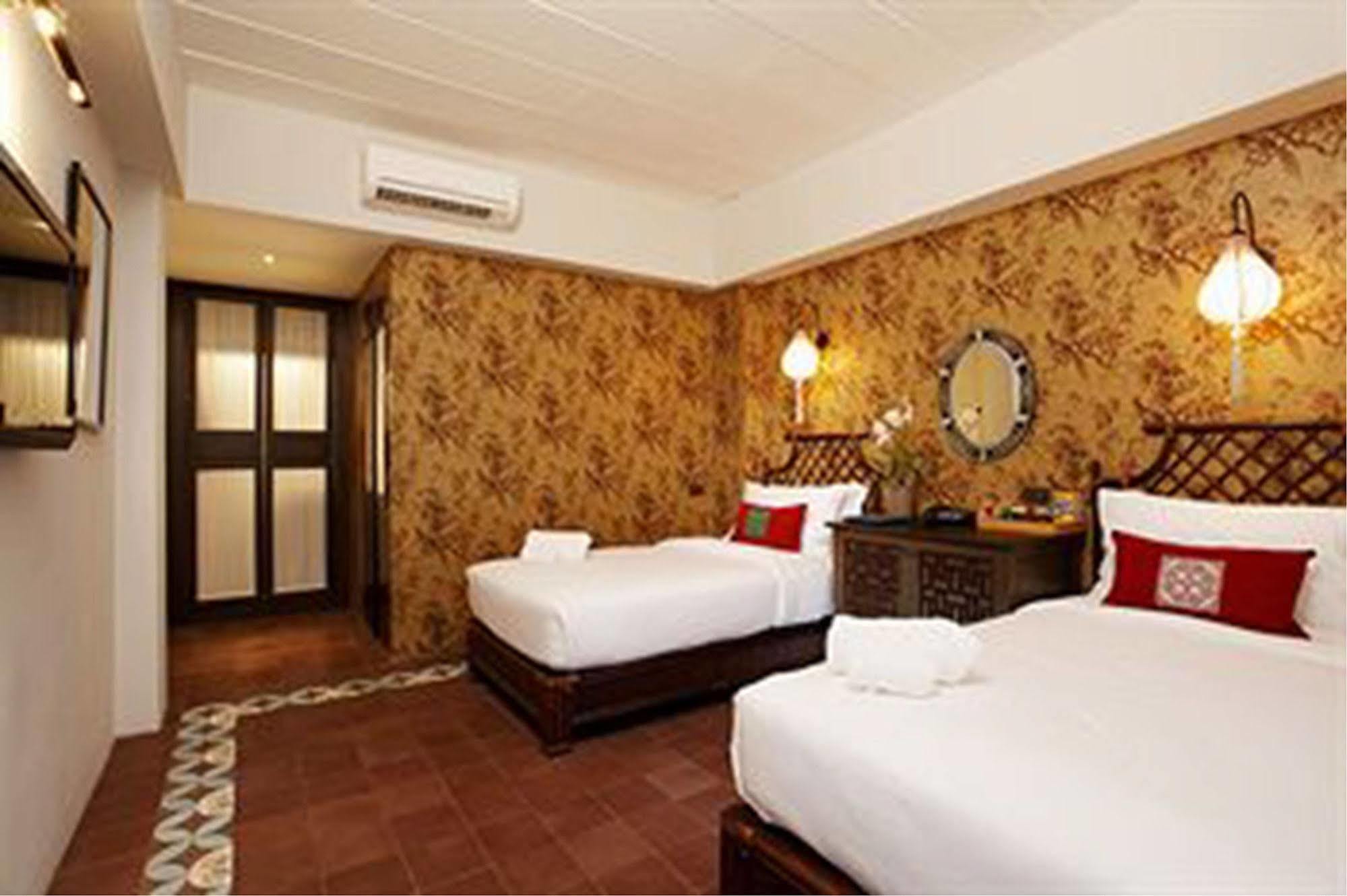 Baan Chart Hotel Bangkok Bagian luar foto