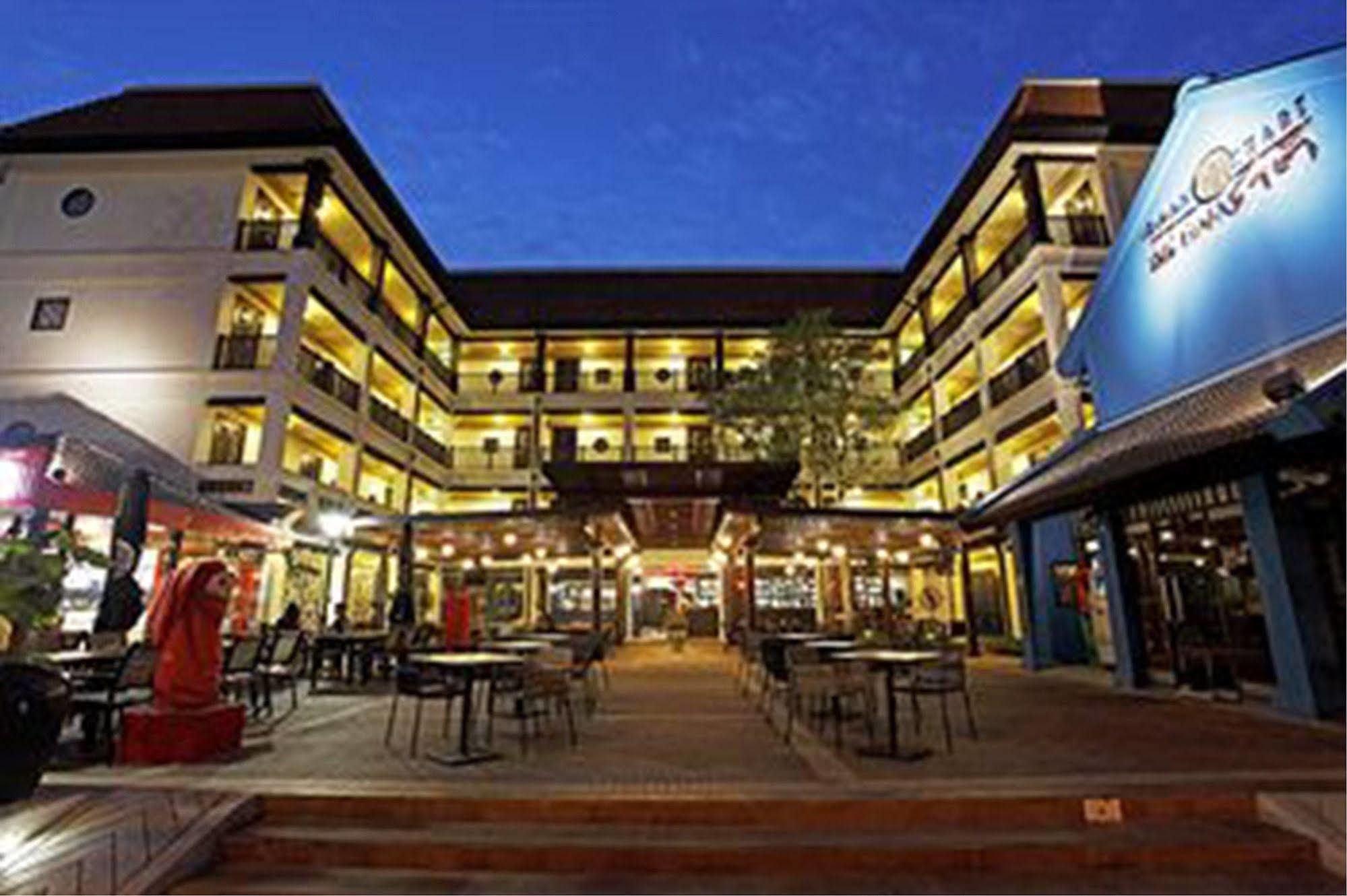 Baan Chart Hotel Bangkok Bagian luar foto