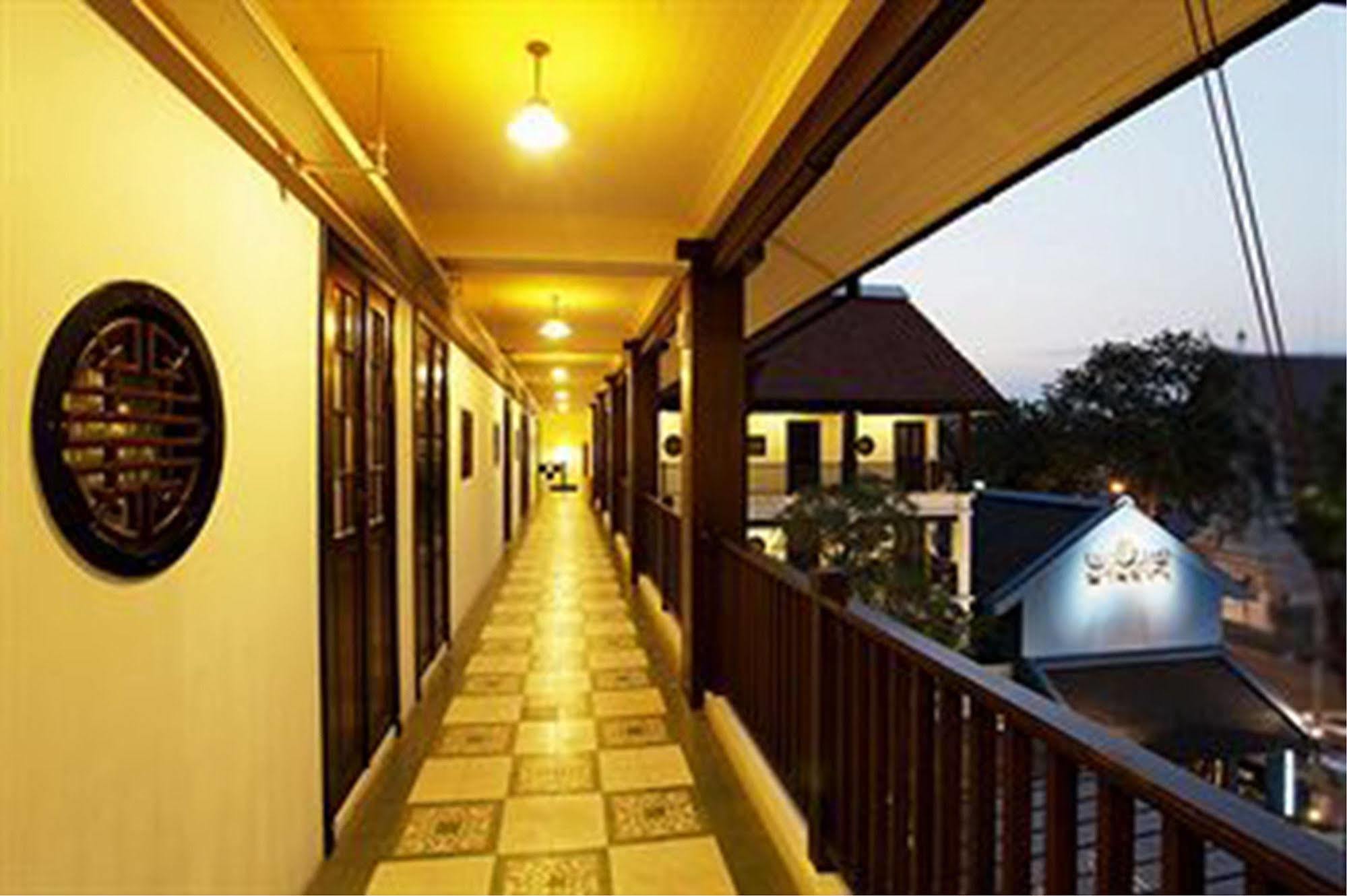 Baan Chart Hotel Bangkok Bagian luar foto